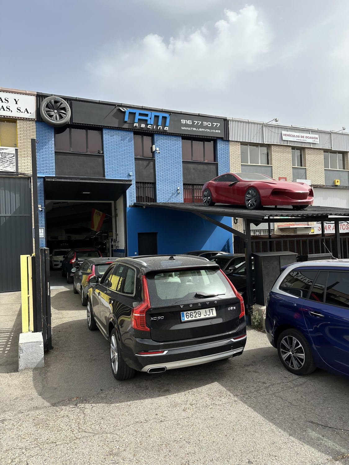 Fachada del taller TRM Racing en San Fernando de Henares