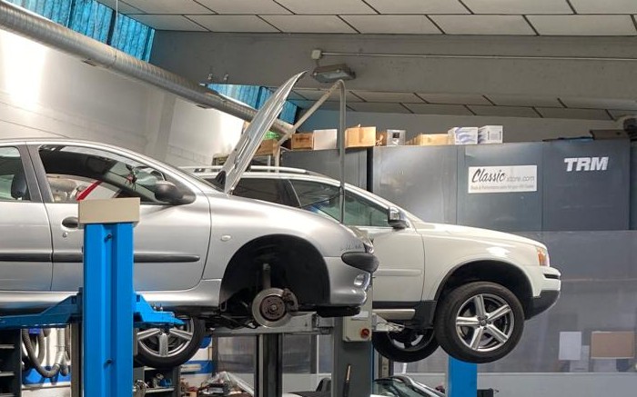 Volvo XC90 en el elevador de TRM Racing